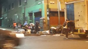 2018년 5월 카라카스 거리에서 쓰레기를 뒤지는 베네수엘라 사람들