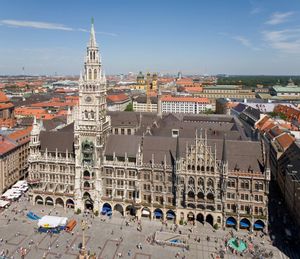 뮌헨 신시청(Neues Rathaus)과 마리엔 광장(Marienplatz)