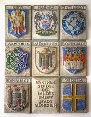 뮌헨의 자매 도시들을 보여주는 노이에스 라트하우스(신 시청)의 명판