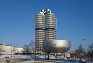 BMW 본사 건물(위에서 아래로 건설된 몇 안 되는 건물 중 하나)과 그릇 모양의 BMW 박물관
