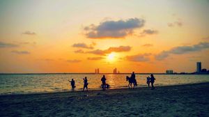 배경에 도시 개발 프로젝트인 에코 애틀랜틱(Eko Atlantic)이 보이는 랜드마크 해변