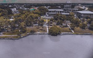 라고스 대학교 중앙 건물과 라군 프런트 공원