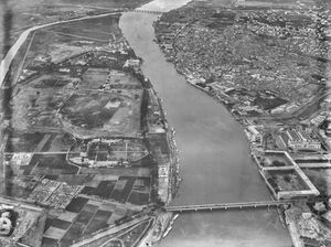 1904년 열기구에서 촬영한 카이로 중동부 가장자리의 항공 사진으로, 초기 개발 단계의 게지라/자말렉 섬(왼쪽 중앙), 다운타운(오른쪽 하단), 부락(오른쪽 상단)을 보여준다.