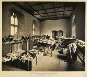 솔로몬 셰크터가 1898년경 케임브리지 대학교 도서관에서 카이로 게니자 파편을 연구하는 모습