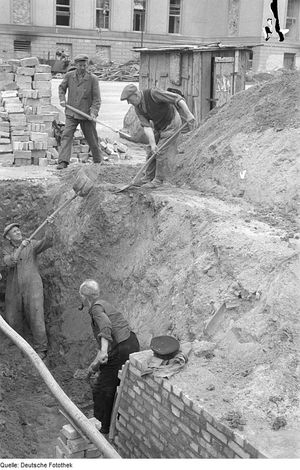 삽을 사용하는 노동자들