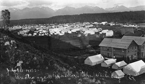 1915년 7월 1일 알버타 파이어트(Alberta Pyatt)가 촬영한 쉽 크릭(Ship Creek)의 텐트 도시("The White City"라고 쓰여진 캡션에 표시됨).