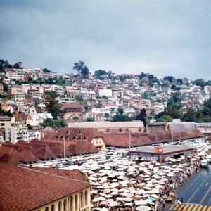 안드리아나엠포이메리나(1787-1810)가 설립한 도시의 역사적인 조마(Zoma) 시장은 1997년에 폐쇄되었다.