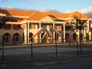 2009년에 완공된 새로운 시청(Hôtel de Ville)은 1972년 로타카(rotaka) 시위로 소실된 기존 시청을 대체했다.