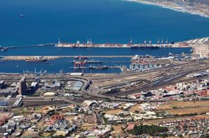 케이프타운 항구는 남아프리카의 주요 교통 중심지입니다. 화물 운송 외에도 선박 및 석유 시추 시설의 주요 수리 장소 역할도 합니다.