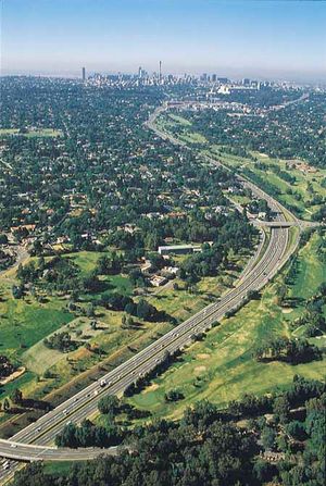 요하네스버그의 주요 고속도로인 M1 고속도로