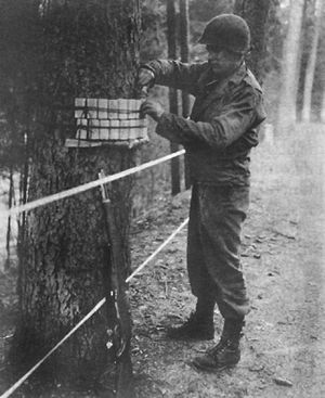 미국 전투 공병이 폭약을 설치하고 있다(1944년)