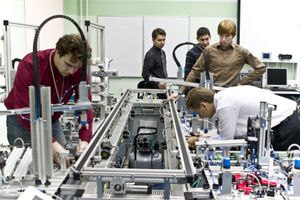 상트페테르부르크 국립 공과대학(Saint Petersburg State Polytechnical University), 러시아의 실험실에서 학생들