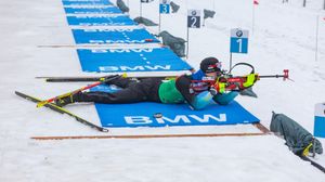 바이애슬론 경기에서 복사 자세로 사격하는 선수들