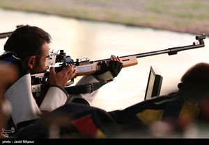 선수의 왼쪽 손목에 감긴 슬링이 보이는데, 이를 통해 팔의 긴장을 풀고 슬링이 소총의 무게를 지탱하도록 한다.