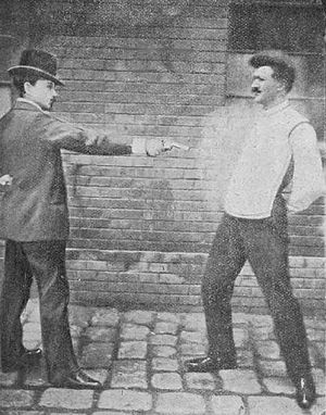 1901년 얀 슈체파닉이 디자인한 조끼 테스트. 7mm 리볼버가 조끼를 입은 사람에게 발사됨.