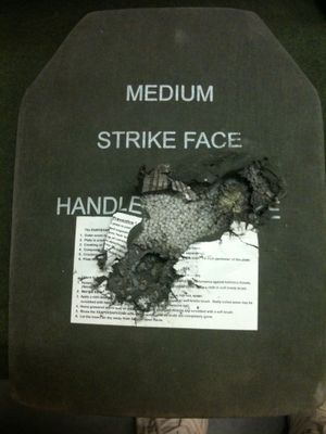 두 발의 총격을 받은 후 손상된 ESAPI 판.