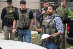 미국 연방 보안관(United States Marshals Service)이 착용한 전술형 방탄판 운반대