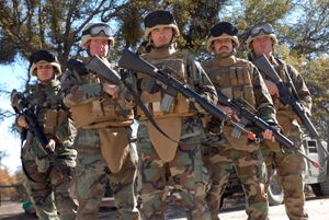 2007년, 경량형 헬멧과 목과 사타구니 보호대가 장착된 모듈식 전술 조끼를 착용한 미국 해군 병사들