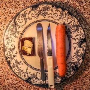 버터 나이프(왼쪽)는 버터를 바르는 데 사용되고, 주방칼(오른쪽)은 당근을 썰기에 충분히 날카롭다.
