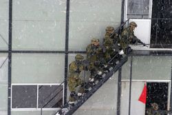 센다이에서 실시된 미국 해병대와의 합동 훈련 모습 (2004년 2월 9일)