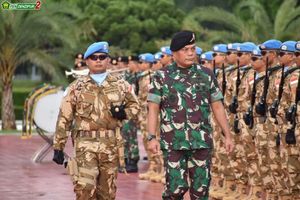 가루다 부대 인도네시아 군인들. 한 명은 온대 지방용 DPM을 착용하고 대부분은 4색 사막형 전투복을 착용하고 있다.