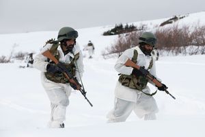 전투복 위에 설원 위장복을 덧입은 인도 육군 병사.