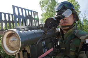 일본 항공자위대 병사가 91식 개량형 휴대지대공 미사일(MANPADS)의 광학 조준경을 사용하고 있다.