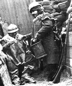 겨울철 프랑스 참호에서 나눠주는 '피나르'(배급주)는 사기 진작에 중요한 역할을 했다.