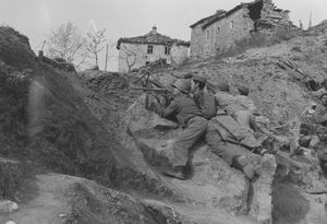 1944년 제2차 세계 대전 이탈리아 전역 중 몬테세의 참호에 있는 브라질 원정군 병사들. 제1차 세계 대전 이후에도 참호는 여전히 활용되었다.