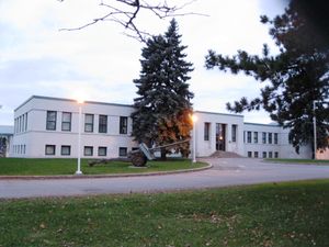 몬트리올 캐나다군 기지(CFB Montreal)의 행정 건물. 이곳은 캐나다 육군이 사용하는 캐나다군 기지이다.