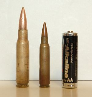 7.62×51mm NATO탄과 5.56×45mm NATO탄을 AA 건전지와 비교한 모습