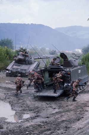 스위스군의 판처 61(Panzer 61)과 SPz 63/73 장갑병원차(M113 armored personnel carrier)가 1979년 기갑보병을 배치하는 모습