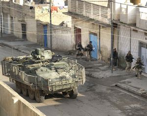 미 육군 제25보병사단 제1여단 전투단(1st Brigade Combat Team, 25th Infantry Division)의 스트라이커 장갑차와 모터라이즈 보병, 이라크 모술, 2004년.