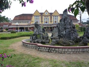 아르 데코 앞 베트남식 혼놈보는 프랑스식 건축 양식인 달랏역에 영향을 미쳤다.