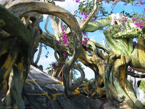 게스트하우스의 외관은 구불구불한 유기체로 장식되어 있다