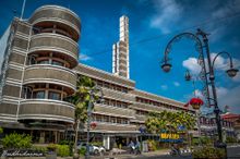 1939년 알베르트 아알베르스가 설계한 사보이 호만 비다카라 호텔의 건축 디자인은 반둥이 유명한 아르데코 양식의 가장 중요한 사례 중 하나이다.