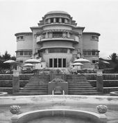 빌라 이솔라는 반둥 북부에 있는 아르데코 건물로, 현재 인도네시아 교육대학교의 총장 건물로 사용되고 있다.