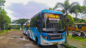 게데바게 버스 차고지에 정차한 트랜스 메트로 반둥 5번 노선 버스