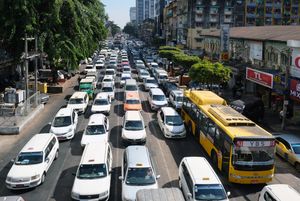 양곤의 아나우라타 도로의 일방통행 교통