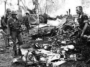 1965년 6월, 동쇠아이 전투에서 격추된 헬리콥터를 검사하는 남베트남군과 미군 고문관