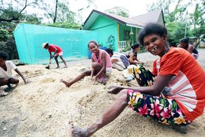 말레이, 악란의 마노크마노크(Manoc-manoc) 마을에서 아티족 구성원들이 따뜻한 모래를 경작하고 있다.