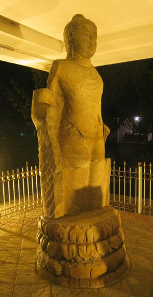 스리위자야 시대의 것으로 추정되는 아마라바티 양식의 부처상 (팔렘방 술탄 마흐무드 바다루딘 2세 박물관 소장)