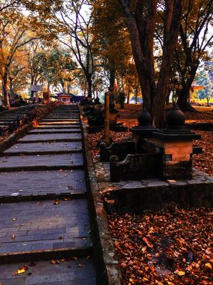 스구난탕 마하메루 언덕(Bukit Siguntang Mahameru)(Seguntang Hill), 팔렘방. 『말레이 연대기]』에 따르면, 이 언덕은 수마트라, [[말레이 반도]], 보르네오의 많은 말레이 왕조의 [[선조]]로 여겨지는 전설적인 인물 [[스리 마하라자 상 사푸르바 파두카 스리 트리무르티 트리 부아나(Sri Maharaja Sang Sapurba Paduka Sri Trimurti Tri Buana)]]의 도착을 목격한 곳이다.