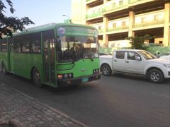 모니봉-시하눅 역에 접근하는 프놈펜 BRT 버스