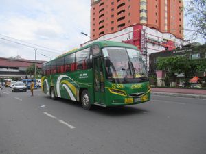파사이의 길 푸야트 애비뉴를 운행하는 버스