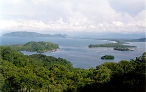 요스 수다르소 만(Yos Sudarso Bay)을 동쪽에서 바라본 모습. 왼쪽에는 토바티(Tobati) 수상 마을이, 오른쪽에는 자야푸라 남쪽의 엥그로스(Engros)가 보인다.