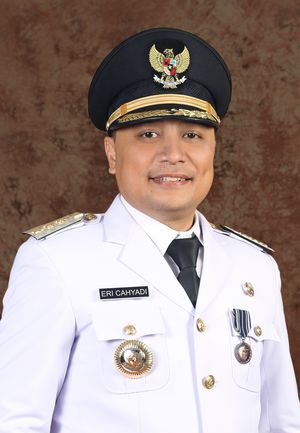현 수라바야 시장인 에리 카야디