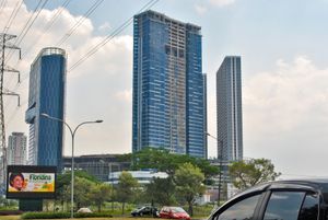 수라바야에서 가장 큰 쇼핑몰이자 인도네시아에서도 가장 큰 쇼핑몰인 파쿠원 몰(Pakuwon Mall)은 툰준잔 플라자(Tunjungan Plaza)에 이어 두 번째로 크다.