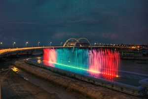 2018년 야경과 분수쇼가 있는 겐제란 다리(Kenjeran Bridge)