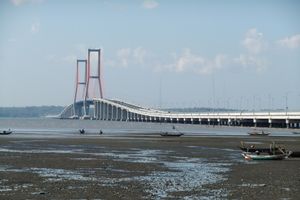인도네시아에서 가장 긴 해상 다리인 수라마두 다리(Suramadu Bridge)